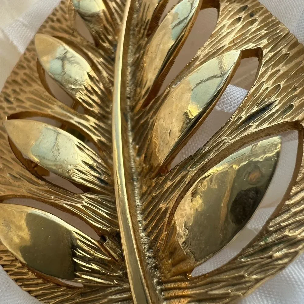 Vintage Retro Trending Leaf Gold Tone Brooch Pin Size 2.5”